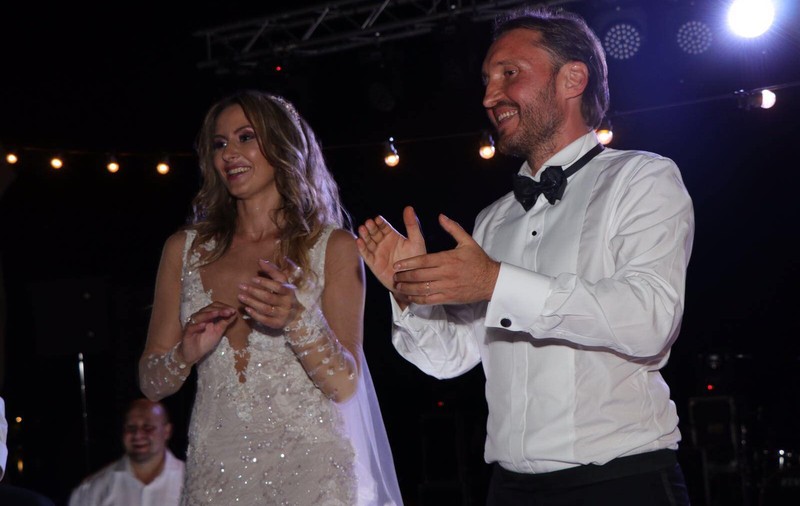 Detalii de la nunta Crinei Abrudan. Un cunoscut artist nu s-a dat dus de la petrecere până la final | FOTO
