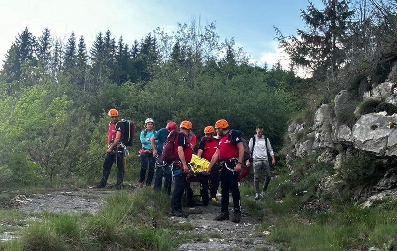 Bărbat salvat în Argeș, după ce a căzut de pe o potecă aproximativ 70 de metri, în zona Vârfului Lăiţel