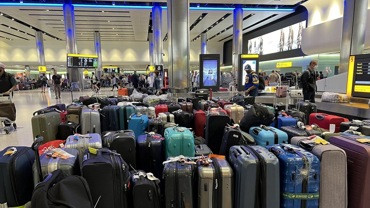 Munți de bagaje abandonate pe aeroportul Heatrow din Londra.
