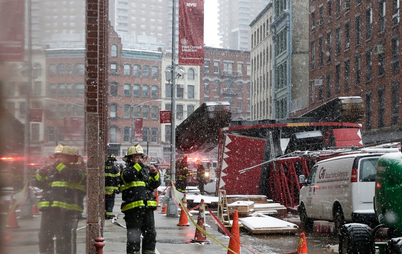 Tragedie în Manhattan. O persoană a murit după ce o macara de mari dimensiuni s-a prăbușit!