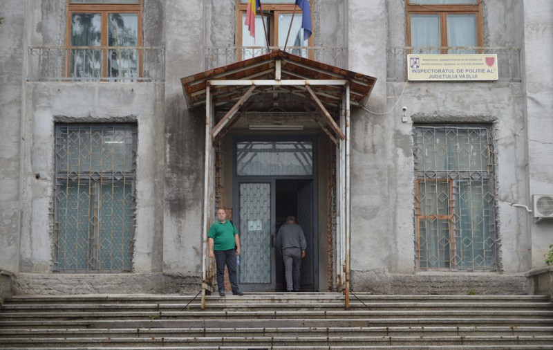Un tânăr a intrat cu grenada în mână în sediul Poliției Județene Vaslui