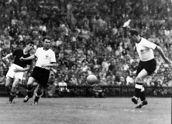Posipal, în dreapta, trimite o pasă în finala Cupei Mondiale din 1954