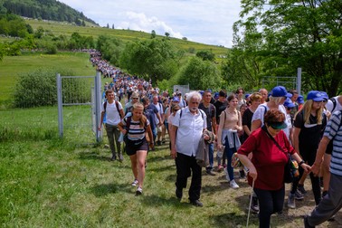 Pelerinii, în timpul urcușului către statuia Fecioarei Maria. Foto: Vlad Chirea / Libertatea