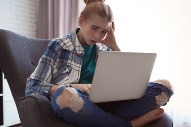 Cele mai multe cazuri de revenge porn au ca victime fete și femei tinere