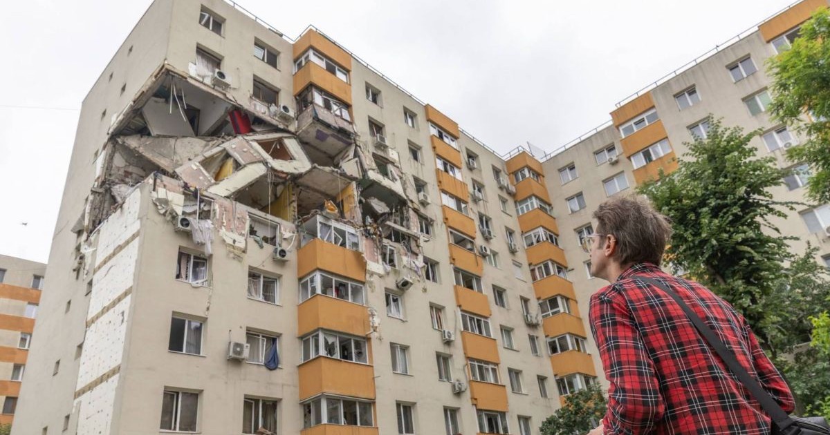 Un bărbat privește spre blocul din Rahova avaerait în urma unei explozii în octombrie 2025, București, iulie 2026