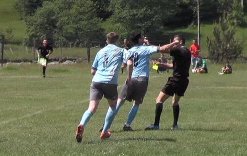 Un arbitru a fost luat la bătaie la un meci de fotbal din România: ”I-a dat o palmă de i-a sărit fluierul din gură!”