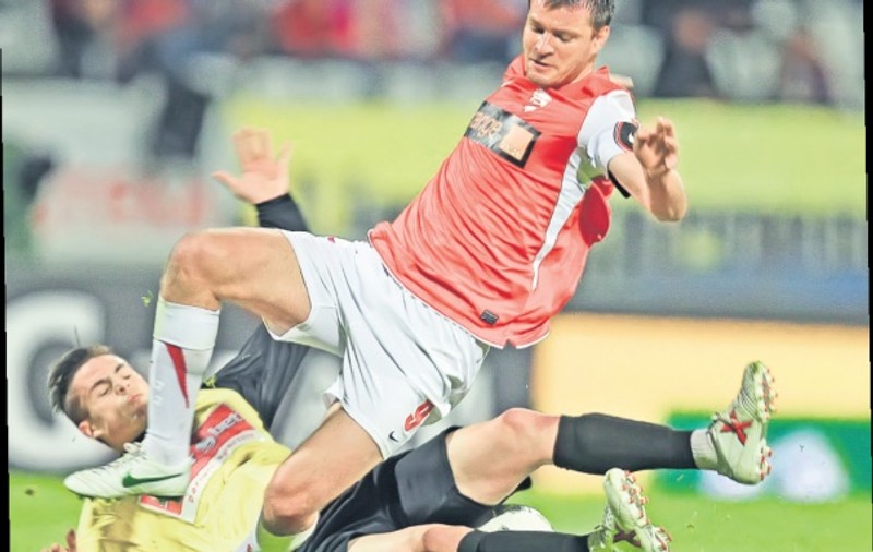 Dinamo a câştigat cu şansă pe terenul Voinţei Sibiu