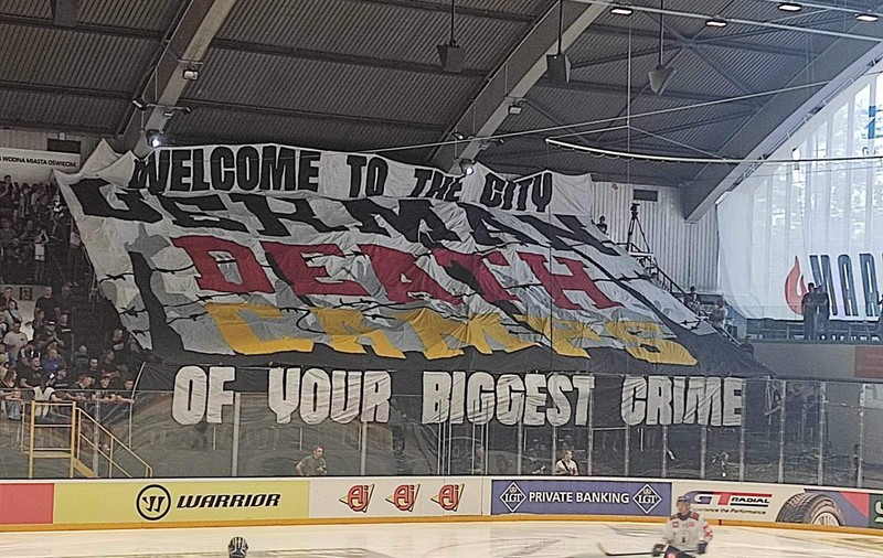 Scandal la un meci din Liga Campionilor de hochei, la Oswiecim, lângă memorialul de la Auschwitz. Cu ce banner i-au primit suporterii polonezi pe jucătorii germani
