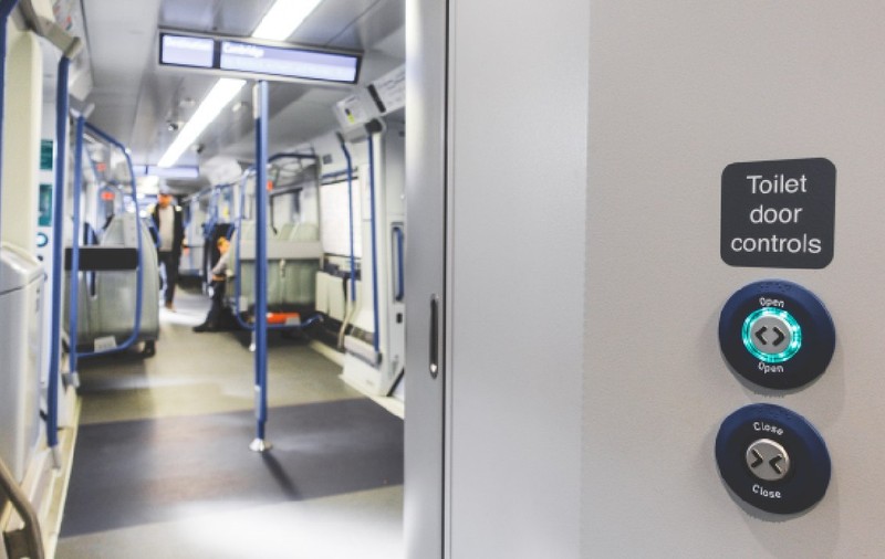 Un român a fost plesnit de un neamț, în timp ce îi arăta degetul mijlociu, pentru că ar fi stat prea mult în toaleta unui tren, în Germania