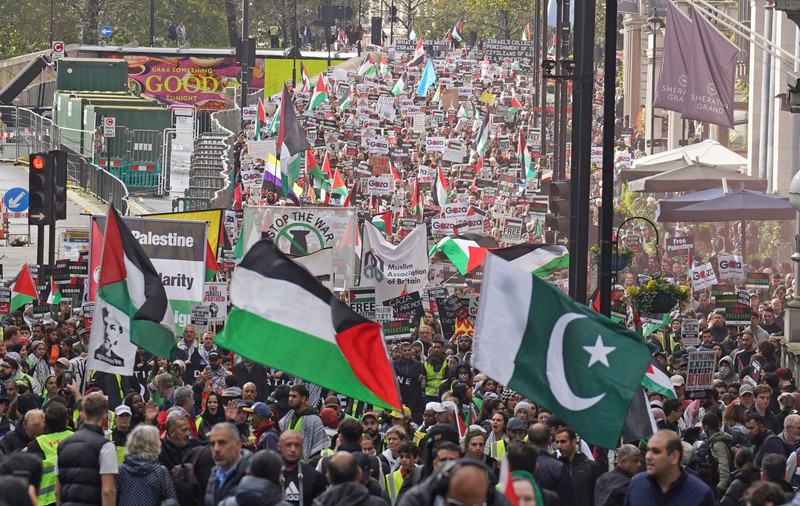 100.000 de oameni au participat la o manifestație pro-palestiniană la Londra: „Opriți bombardamentul”