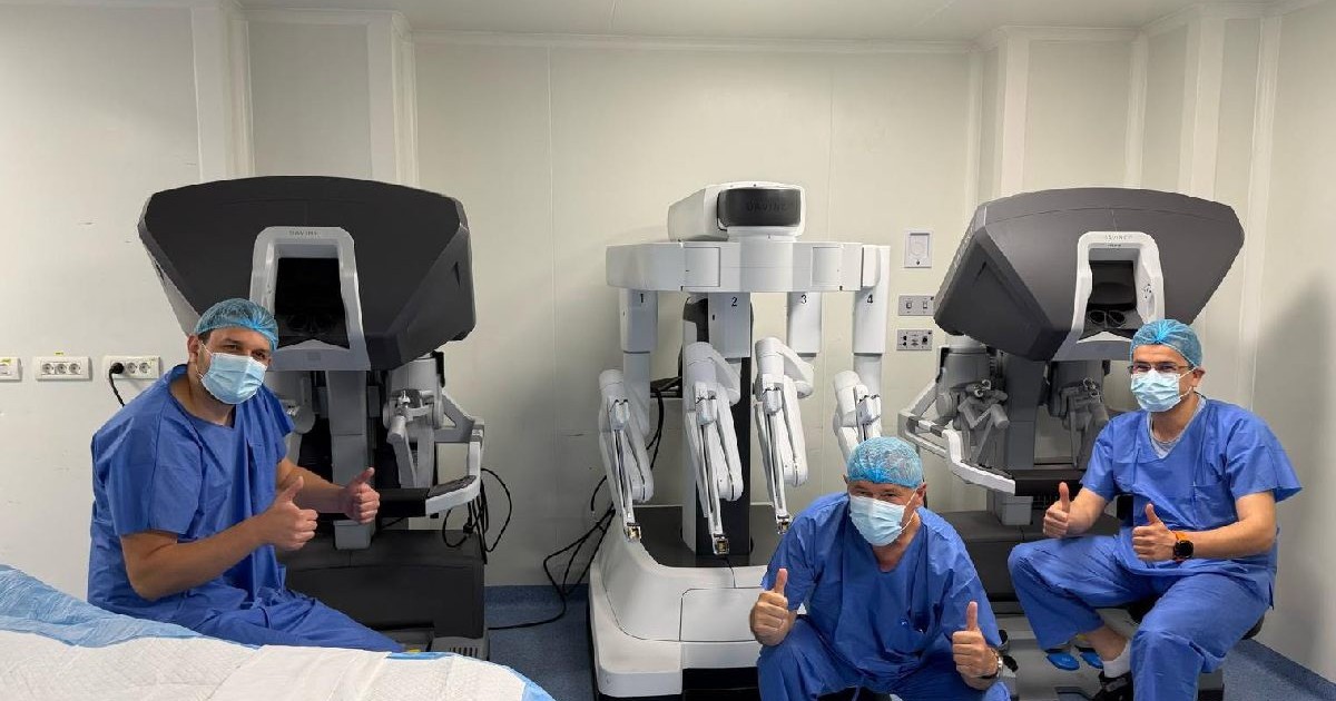 Intr-o sala de operatie medicii se bucura ca au prmit robotul Da Vinci. Institutul Clinic Fundeni