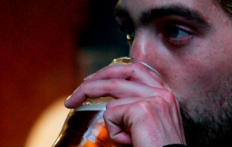Unul din cinci bărbaţi are probleme cu alcoolul