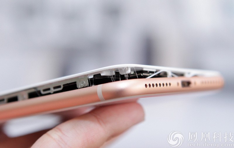 iPhone 8 explodează? Scandalul momentului: Apple verifică mai multe reclamații ale utilizatorilor