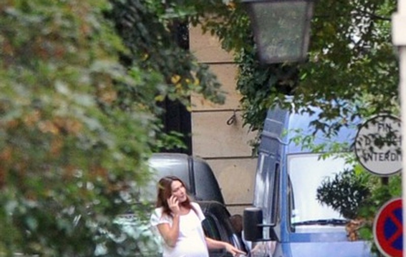 Foto | Carla Bruni, din nou cu burtica la vedere