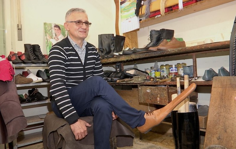 Un meşter pantofar din Cluj-Napoca a lansat pantofii de distanţare socială. "Cei care nu respectă să fie pedepsiți, să le dăm o pereche de pantofi de ăștia"
