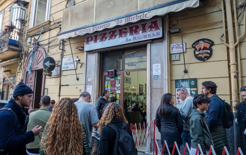 Trucul pe care turiștii l-au descoperit pentru a evita coada de zeci de persoane la cea mai cunoscută pizzerie din Napoli