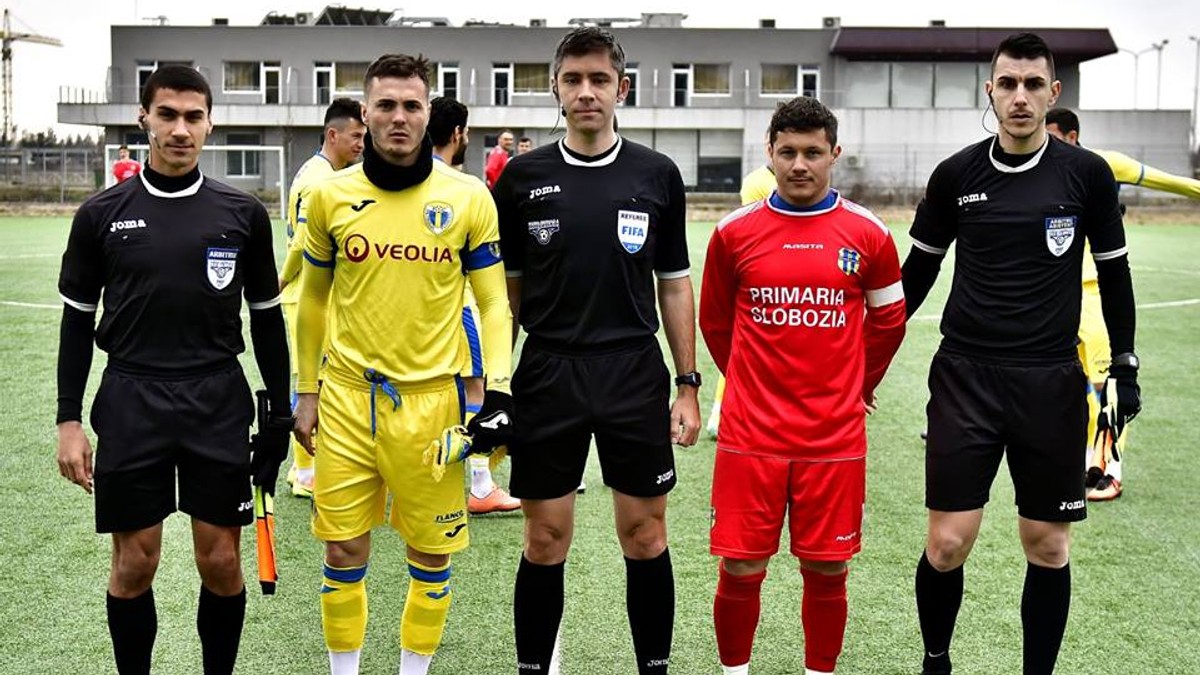 Arbitrul Radu Petrescu a povestit totul despre operația suferită: ”Mi-au scos din cap o tumoare cât o mandarină”. Radu Petrescu e cel din centru