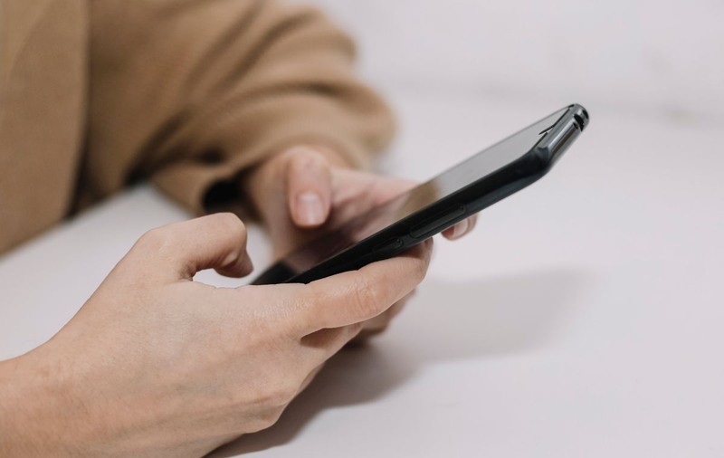 Anchetă la Inspectoratul Școlar Olt, după ce o profesoară a trimis elevilor poze nud, din greșeală, pe Whatsapp