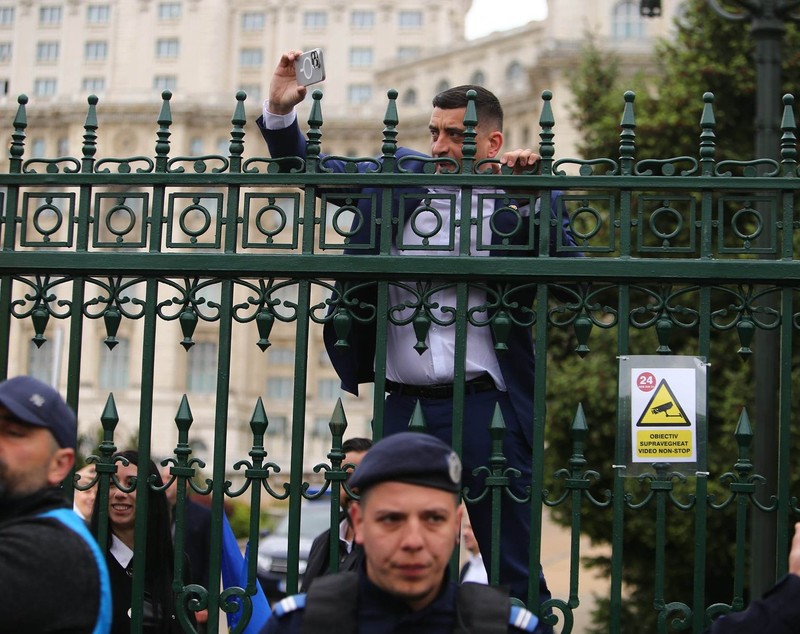 Îmbrânceli între manifestanți și jandarmi la protestul AUR față de „legile antinaționale”, la poarta Parlamentului