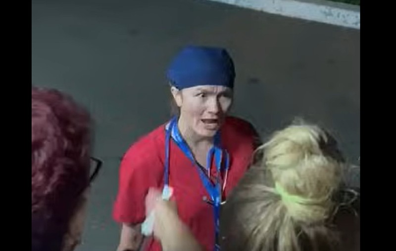 Doctoriță de la spitalul din Botoșani, către oamenii care protestau după moartea tinerei gravide: „Țipați ca niște animale!” VIDEO
