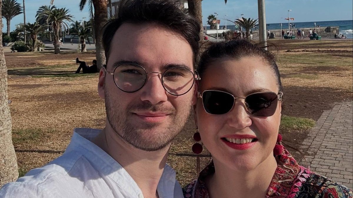 Tenorul Octavian Ene și actrița Daniela Nane se îmbrățișează pentru o fotografie în vacață, în spate suntt palmieri și soarele strălucește puternic Octavian Ene / Facebook
