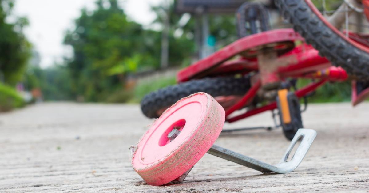fotografie orizontală de aproape a unui accident de bicicletă pentru copii pe strada orașului.