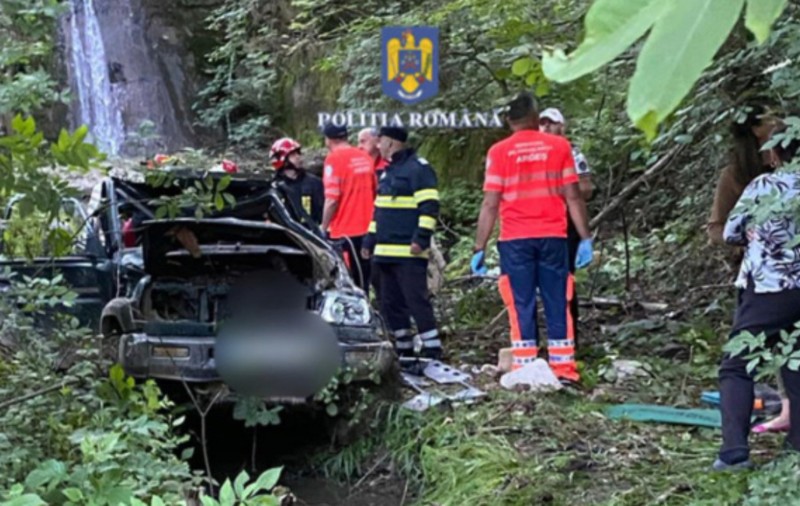 Un bărbat a murit și fiul său e în stare gravă, după ce au căzut cu mașina într-o râpă, pe Transfăgărășan. Din ce cauză s-a produs accidentul