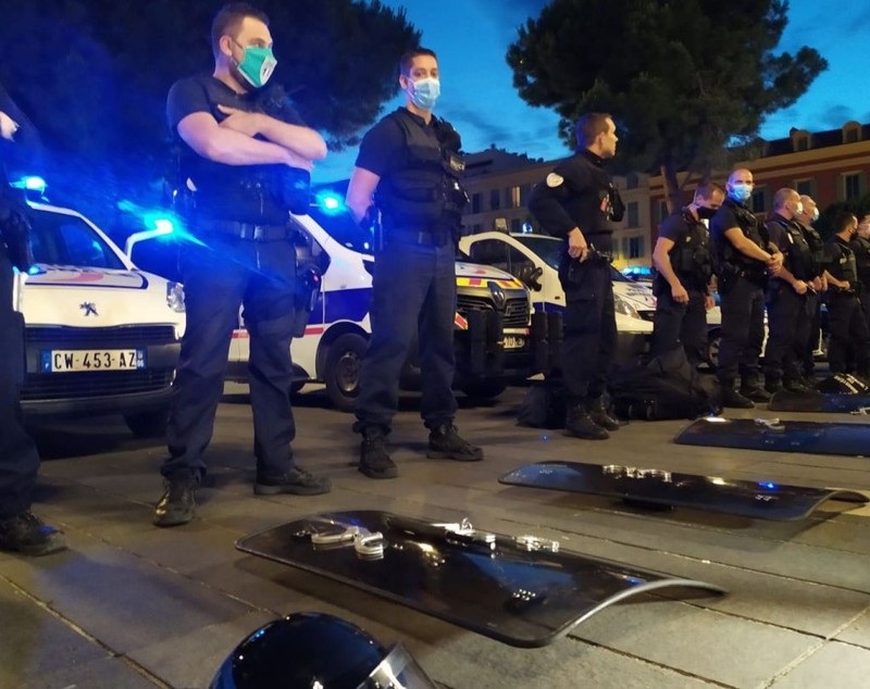De ce și-au aruncat polițiștii francezi cătușele pe jos. Proteste în toată Franța: “Fără poliție, fără pace”