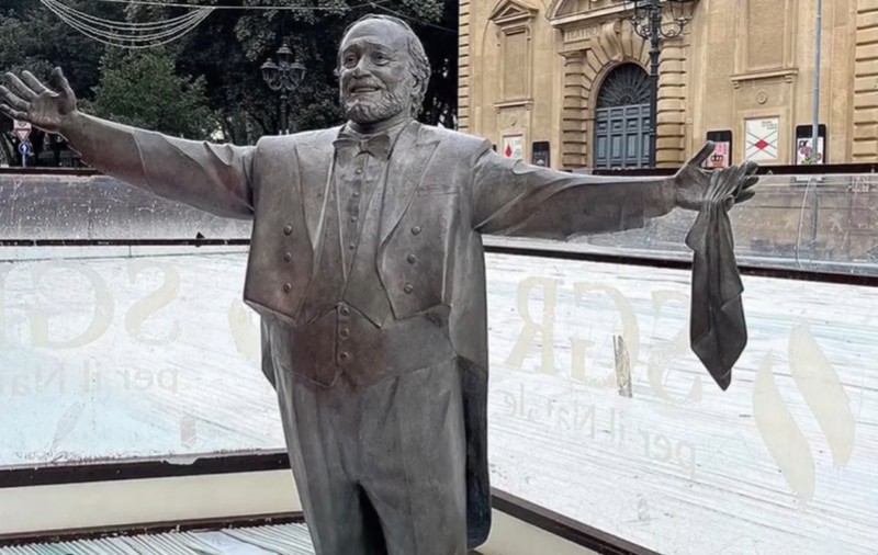 Văduva lui Luciano Pavarotti, furioasă după ce un oraș italian a construit un patinoar în jurul statuii legendarului tenor | VIDEO
