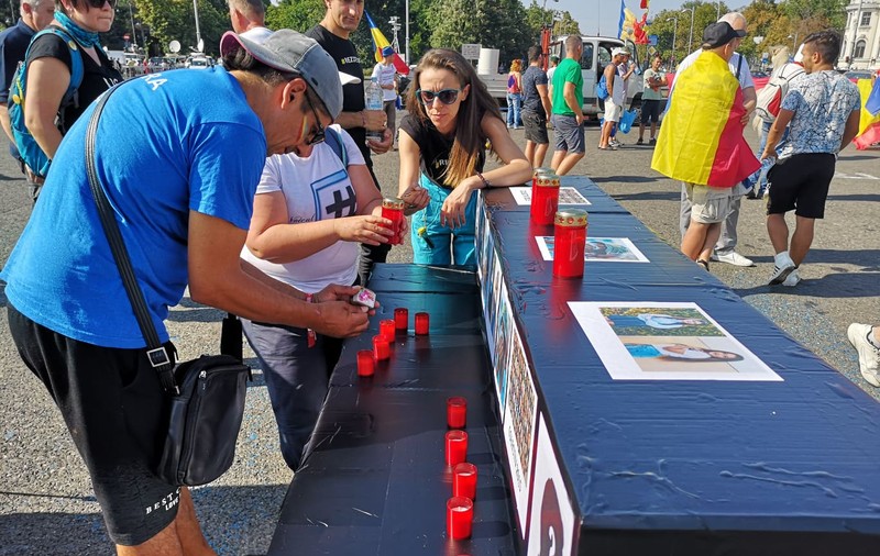 Altar în Piața Victoriei pentru victimele de la Caracal, din Colectiv și 10 august 2018