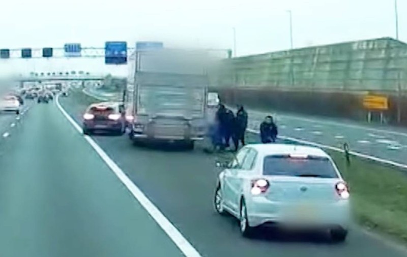 Șofer de camion amenințat cu arma, dat jos de la volan și jefuit, apoi arestat de polițiștii olandezi. Totul a fost filmat