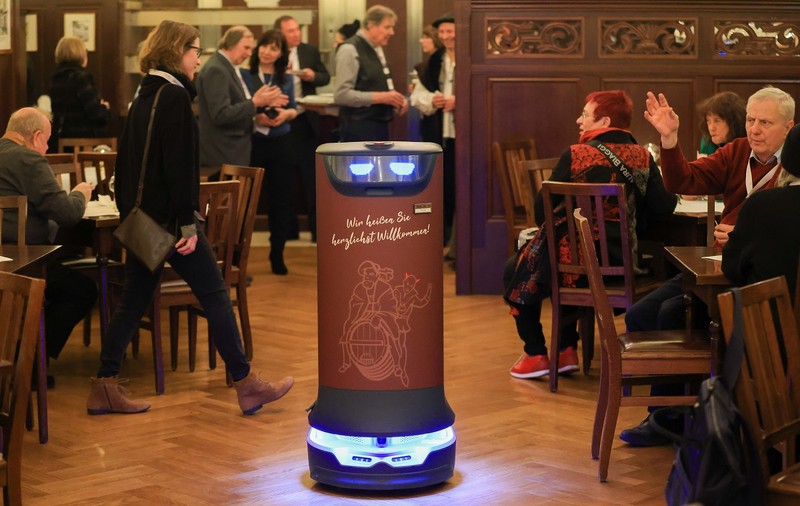 Chelneri-roboți în hotelurile și restaurantele din Balcic, Bulgaria: „Vorbesc bulgară, iau comenzi, servesc”