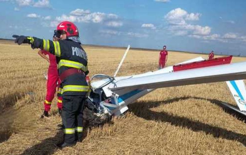Un tânăr de 24 de ani a murit după ce s-a prăbușit cu planorul pe un câmp din Olt