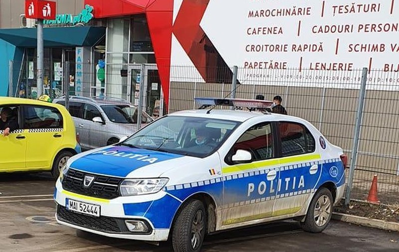 Doi polițiști din Suceava au fost amendați după ce au parcat pe două locuri pentru persoanele cu dizabilități