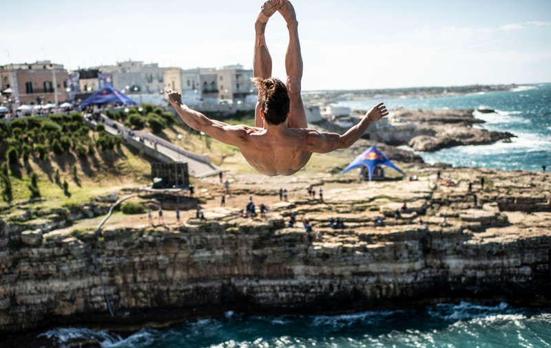 Săritorul în apă Constantin Popovici și-a rupt piciorul! Participant la Seria Mondială Red Bull Cliff Diving, Popovici s-a accidentat în Italia