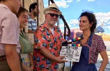 Pedro Almovodar, pe platoul de filmare, alături de Penelope Cruz
