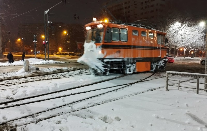 Trafic îngreunat în București din cauza ninsorii. Mai multe tramvaie au deraiat.„I-a luat pe nepregătite”