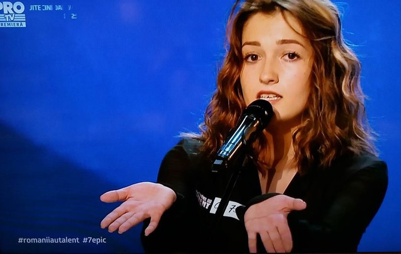 Corina (Coco) studiază cibernetica, dar iubește dansul. I-a emoționat pe jurații de la Românii au talent, dar familia nu o susține
