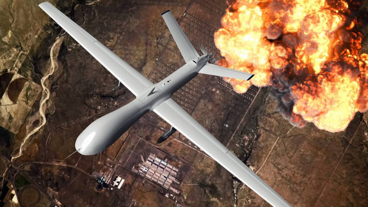 O dronă care survolează o câmpie după ce și-a atacat ținta și a provocat o explozie.