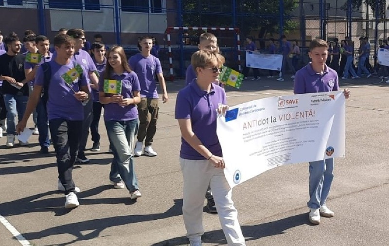Elevii, profesorii și părinții luptă împreună pentru școli mai sigure: ONG-urile pot aplica pentru granturi de 10.000 €