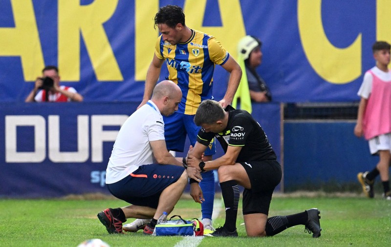 Accidentare horror în Superligă. Arbitrul George Duță, transportat de urgență la spital cu luxație la cotul drept