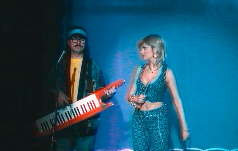 Cornel Ilie și Alexandra Stan, transformați radical în videoclipul celei mai recente piese a lor. Formează un cuplu de muzicieni