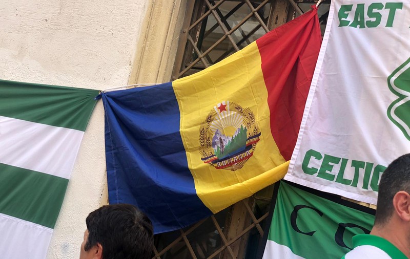 Imaginea zilei e oferită de fanii lui Celtic. Au venit la Cluj cu steagul României comuniste, având stema RSR