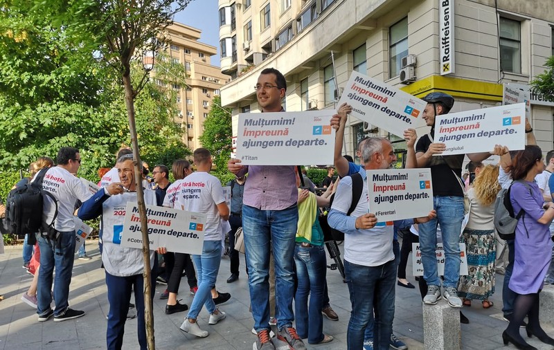 Marș de mulțumire USR-PLUS în Capitală. Valuri de bucurie în centrul Bucureștiului