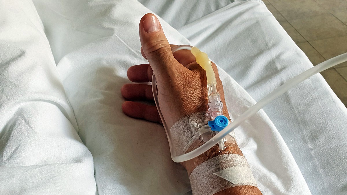Terapie medicală și ajutor pentru persoana aflată în pat într-o cameră de spital.