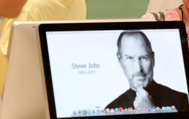 Steve Jobs: "Android este o hoţie. O să-l distrug" 