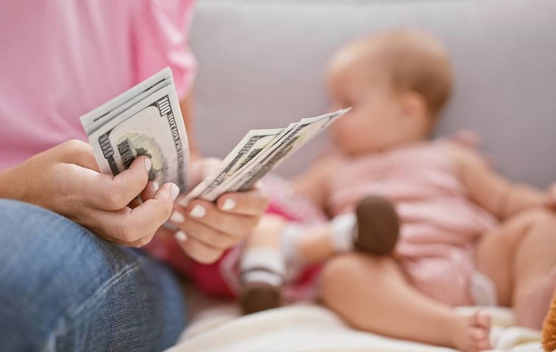 Până la 5.207 euro pentru două luni de concediu în plus pentru părinți, după nașterea sau adopția unui copil, în Franța