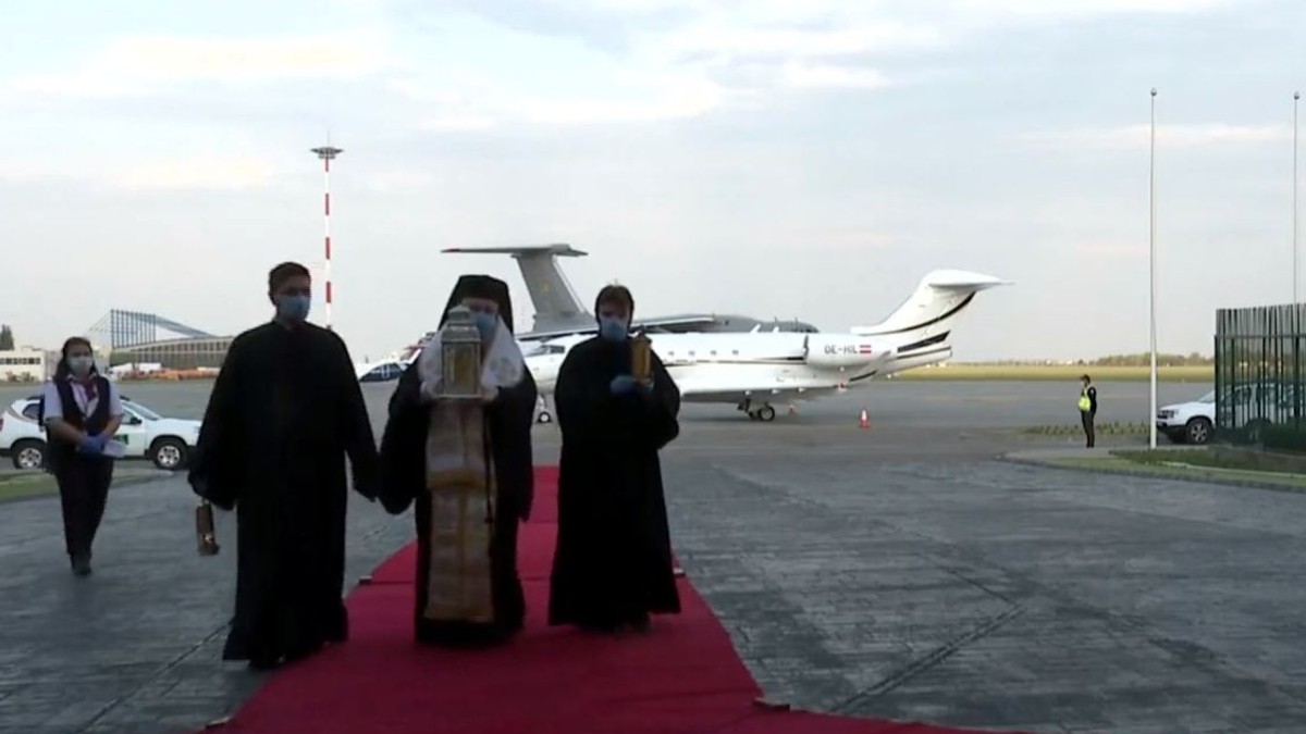 Lumina Sfanta de la Ierusalim a ajuns la Bucuresti, pe Aeroportul Otopeni-Henri Coanda. Captura foto: Trinitas TV