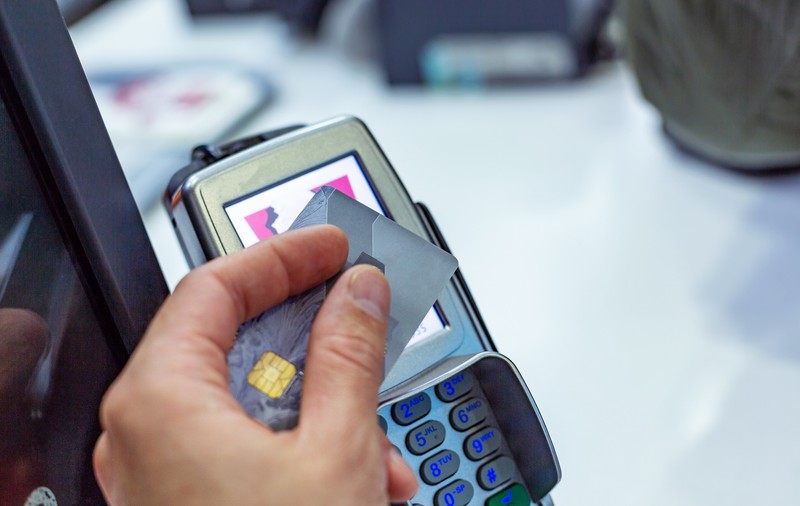 Cum sunt citite cardurile contactless. Tehnologia “banilor fără contact”, folosită de spioni