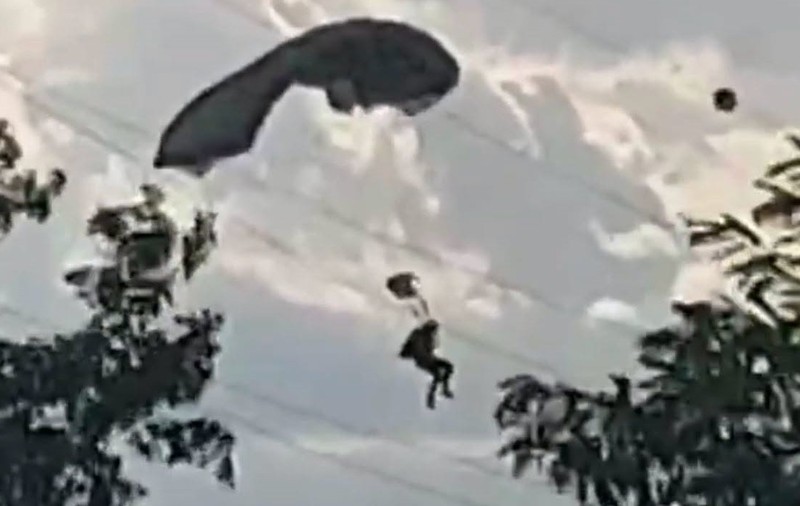 Un militar de la Forțele Speciale a rămas agățat cu parașuta în cablurile electrice
